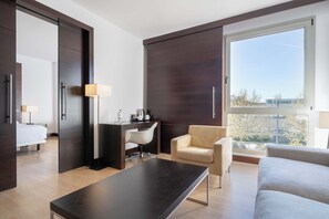 Een minibar, een kluis op de kamer, een bureau, geluiddichte muren