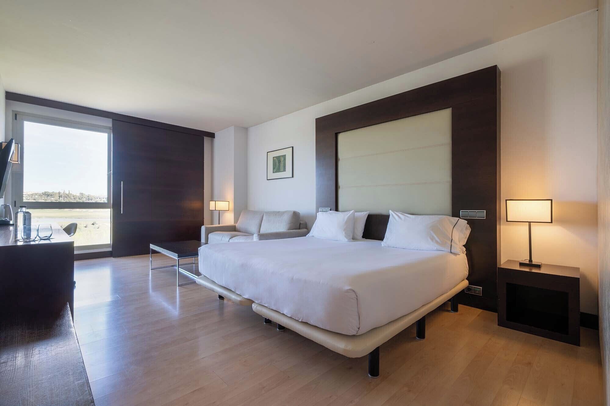 Minibaari, tallelokero huoneessa, työpöytä, äänieristys