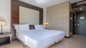 Minibar, caja de seguridad en la habitación y escritorio