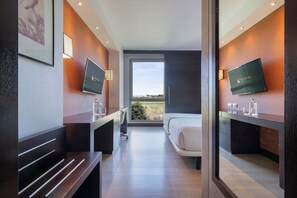 Een minibar, een kluis op de kamer, een bureau, geluiddichte muren