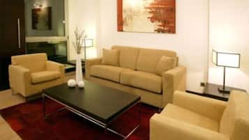 ห้องสวีท | มินิบาร์, ตู้นิรภัยในห้องพัก, โต๊ะทำงาน, ห้องเก็บเสียง