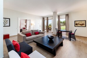 42-inch flat-screen TV with cable channels, TV, ping pong - Hotel Fairplay Golf & Spa Resort-by Grupo Tribu (Benalup-Casas Vieja)