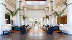 A spacious lobby with high ceilings, large windows, and a central pathway leading to a reception area. - Hotel Fairplay Golf & Spa Resort-by Grupo Tribu (Benalup-Casas Vieja)