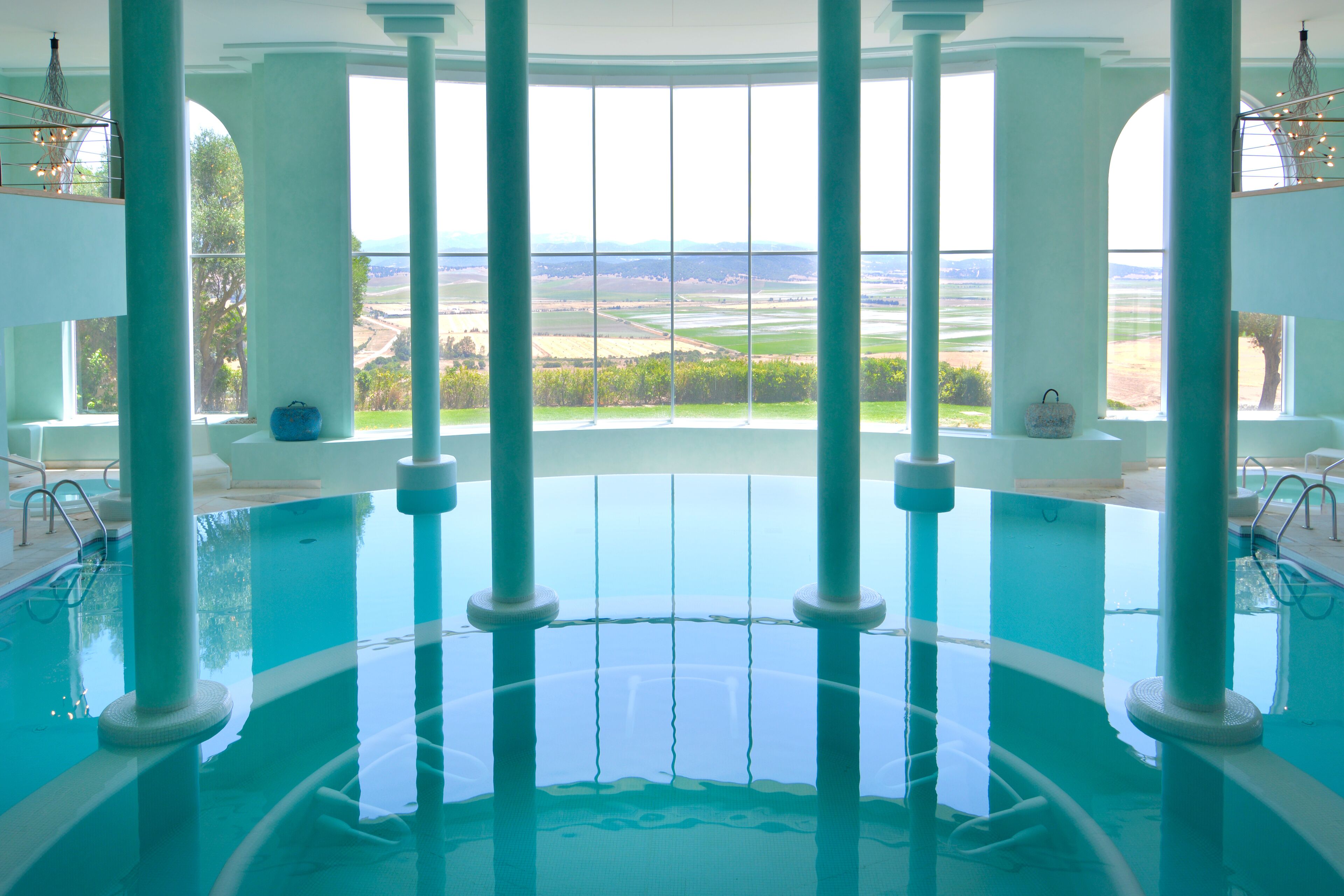 Une grande piscine intérieure offrant une vue dégagée sur le paysage environnant.