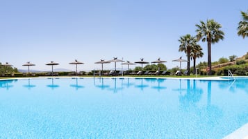 Piscine extérieure (ouverte en saison), parasols de plage