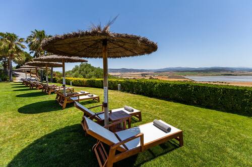 Piscine extérieure (ouverte en saison), parasols de plage