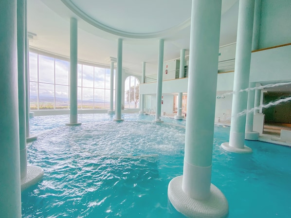 Bubbelpool, turkiskt bad/hamam, kroppsbehandlingar och hydroterapi