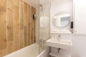 Free toiletries, hair dryer, towels - Sure Hotel by Best Western Plaisir (Plaisir)