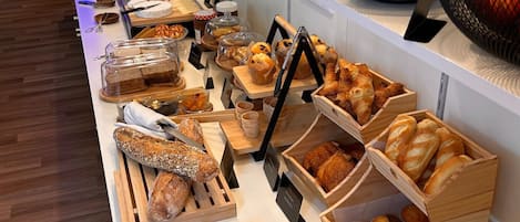 Petit déjeuner buffet servi tous les jours en supplément