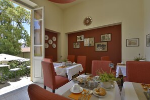 Daily continental breakfast (EUR 10 per person)
