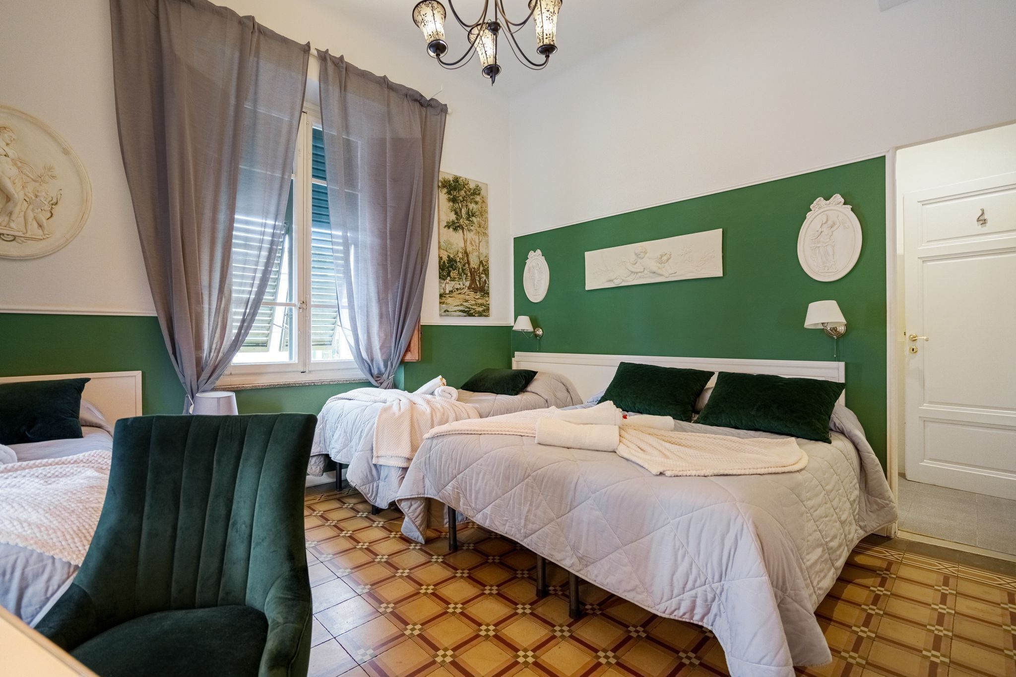 Familien-Doppel- oder -Zweibettzimmer | 7 Schlafzimmer, italienische Bettbezüge von Frette