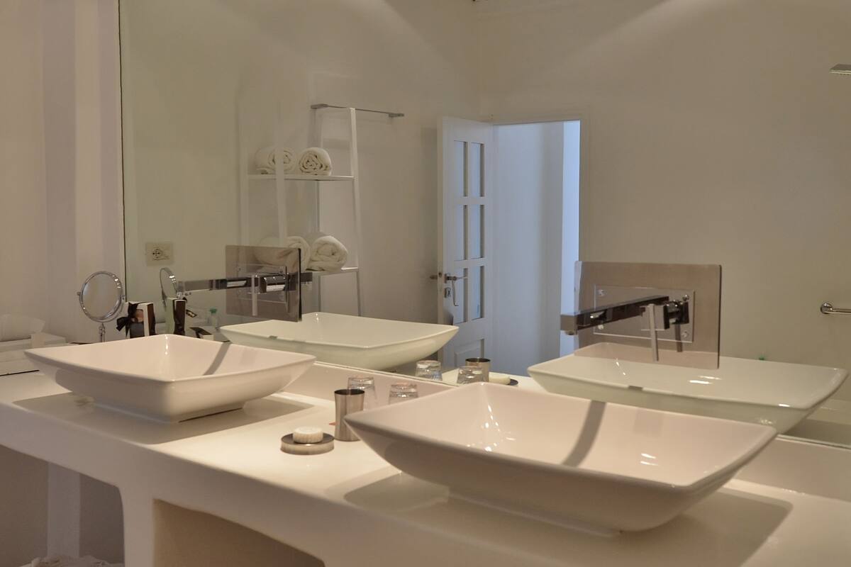 superior suite | bathroom | combined shower/bathtub, rainfall showerhead, designer toiletries