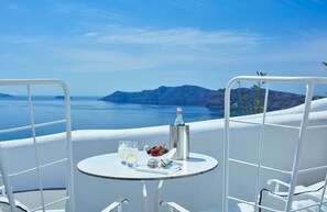 Premium bedding, minibar, in-room safe, blackout drapes - Katikies Santorini – Gea House – The Leading Hotels of the World (Santorini)