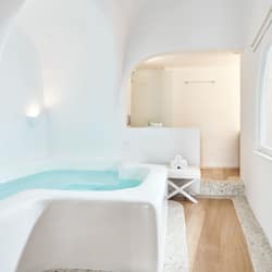 Combined shower/tub, rainfall showerhead, designer toiletries