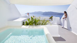A pool area with a view of the sea and mountains. - Katikies Santorini – Gea House – The Leading Hotels of the World (Santorini)