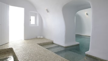 Couples treatment rooms, sauna, body treatments, hot stone massages