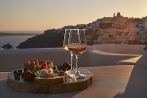 Breakfast, lunch, dinner and brunch served  - Katikies Santorini – Gea House – The Leading Hotels of the World (Santorini)