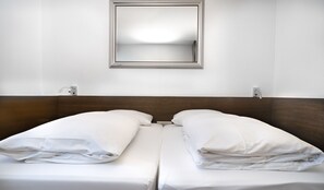 Hypo-allergenic bedding, desk, laptop workspace, soundproofing - Stadthotel Heilbronn (Heilbronn)