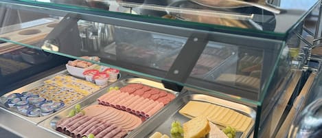 Frukostbuffé varje dag (EUR 14.90 per person)