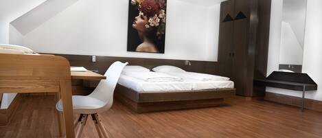 Business-værelse til 3 personer | Allergivenligt sengetøj, skrivebord, arbejdsområde til bærbare computere