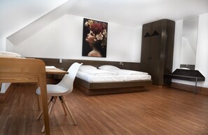 Business Triple Room | Hypo-allergenic bedding, desk, laptop workspace, soundproofing - Stadthotel Heilbronn (Heilbronn)