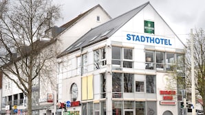 A Stadthotel with a Burger King drive-in on the ground floor. - eXo Individual Hotel Heilbronn (Heilbronn)