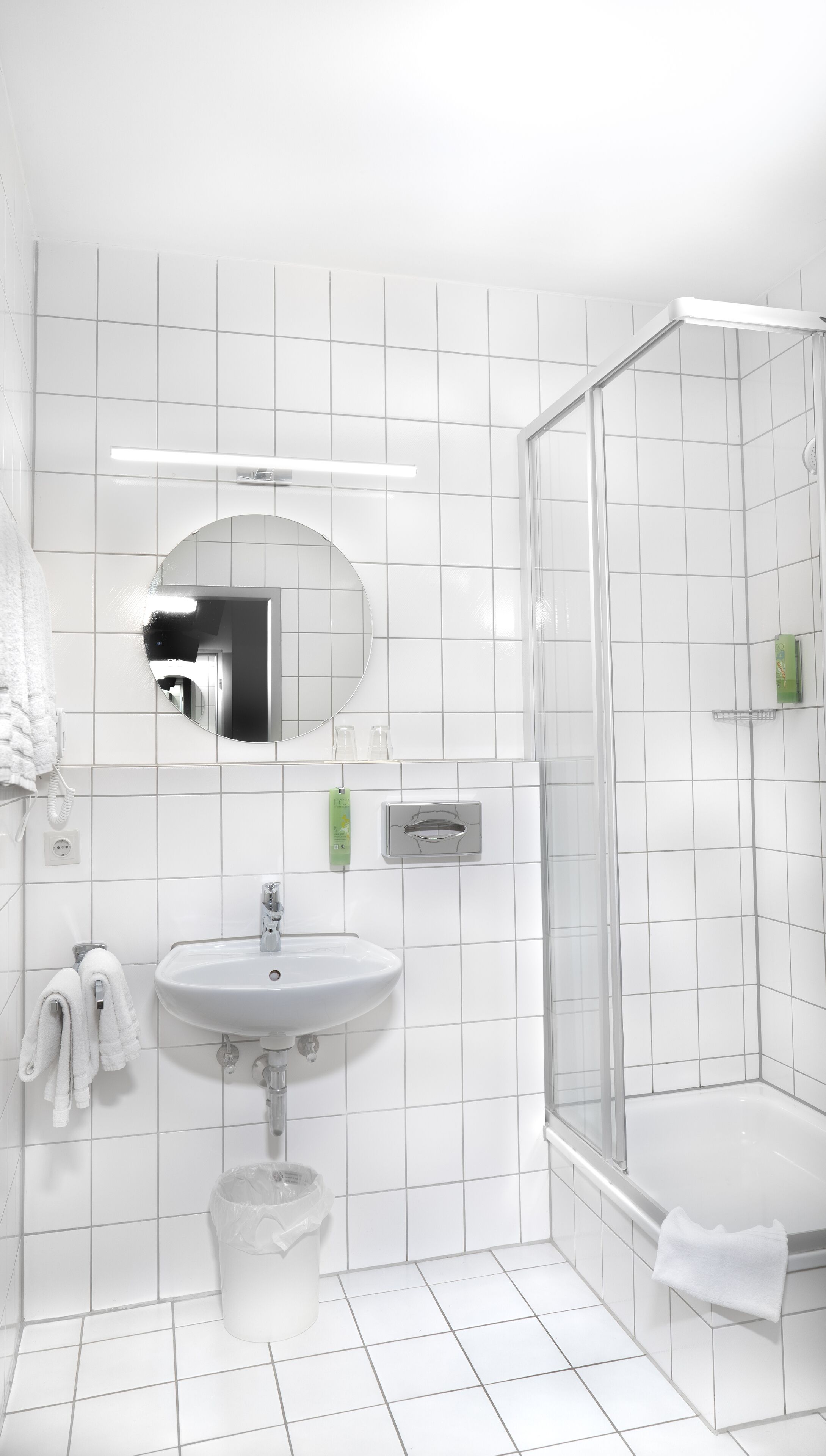 Kostenlose Toilettenartikel, Haartrockner, Handtücher