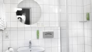Kostenlose Toilettenartikel, Haartrockner, Handtücher