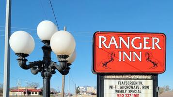 Señal del Ranger Inn con los servicios indicados, incluyendo televisión de pantalla plana, Wi-Fi, microondas y plancha.