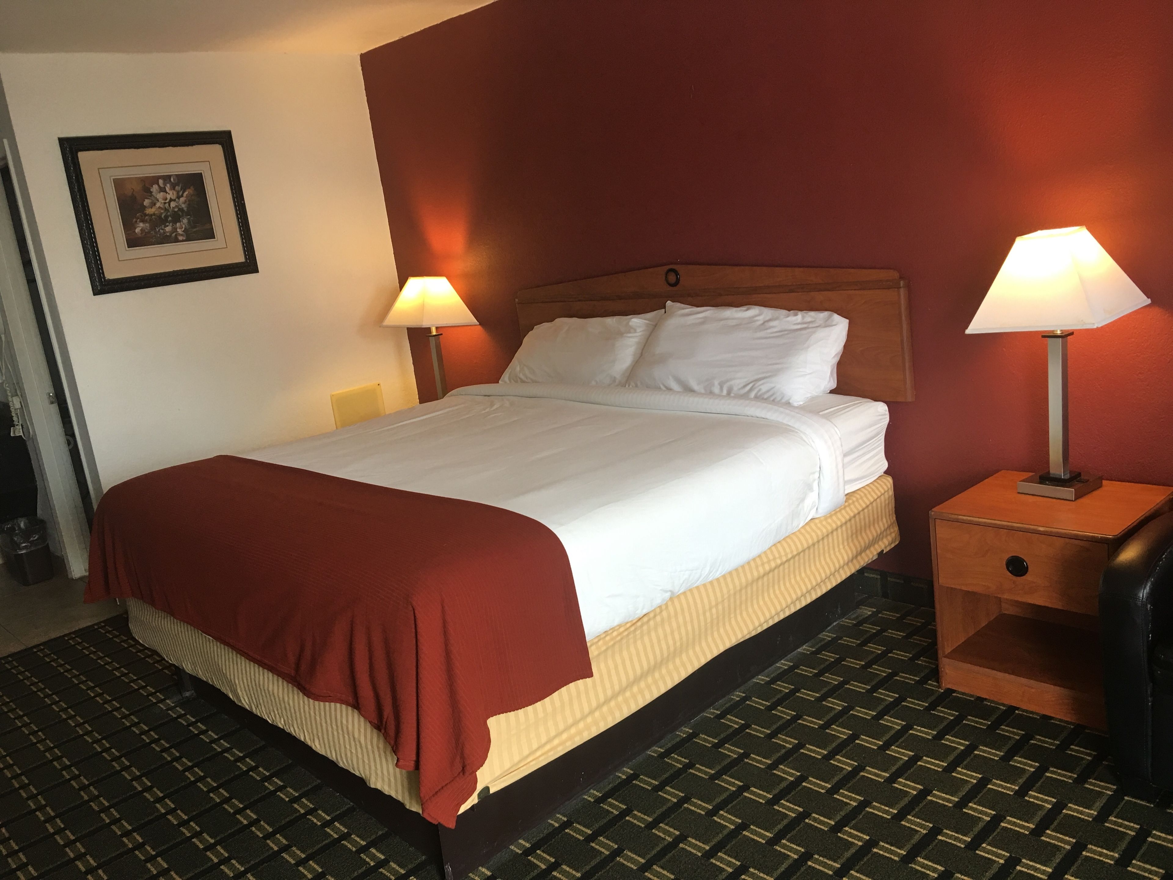 Escritorio, cortinas blackout y tabla de planchar con plancha 