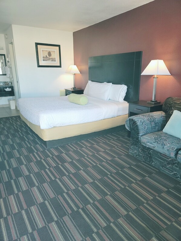 مكتب وستائر تعتيم ومكواة/لوح كي وواي فاي مجانًا