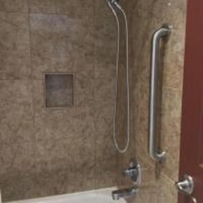 Camera, 1 letto king con divano letto, non fumatori | Bagno | Combinazione doccia/vasca, vasca da bagno a immersione totale