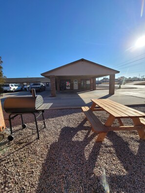 BBQ/picnic Area - Ranger Inn (Alva)