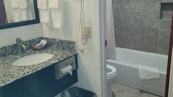 Badkar/dusch, djupt badkar, gratis toalettartiklar och handdukar