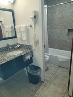 Combined shower/tub, deep soaking tub, free toiletries, towels