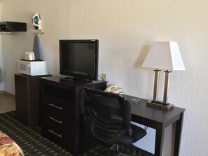 مكتب وستائر تعتيم ومكواة/لوح كي وواي فاي مجانًا