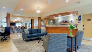 A spacious lobby with a reception desk, a blue sofa, and a coffee table. - Best Western Plus Chemainus Inn (Chemainus)