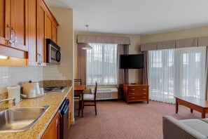 Suite, Multiple Beds, Non Smoking, Kitchenette (with Sofabed) | Hypo-allergenic bedding, in-room safe, desk, laptop workspace - Best Western Plus Chemainus Inn (Chemainus)