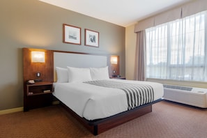 Hypo-allergenic bedding, in-room safe, desk, laptop workspace - Best Western Plus Chemainus Inn (Chemainus)