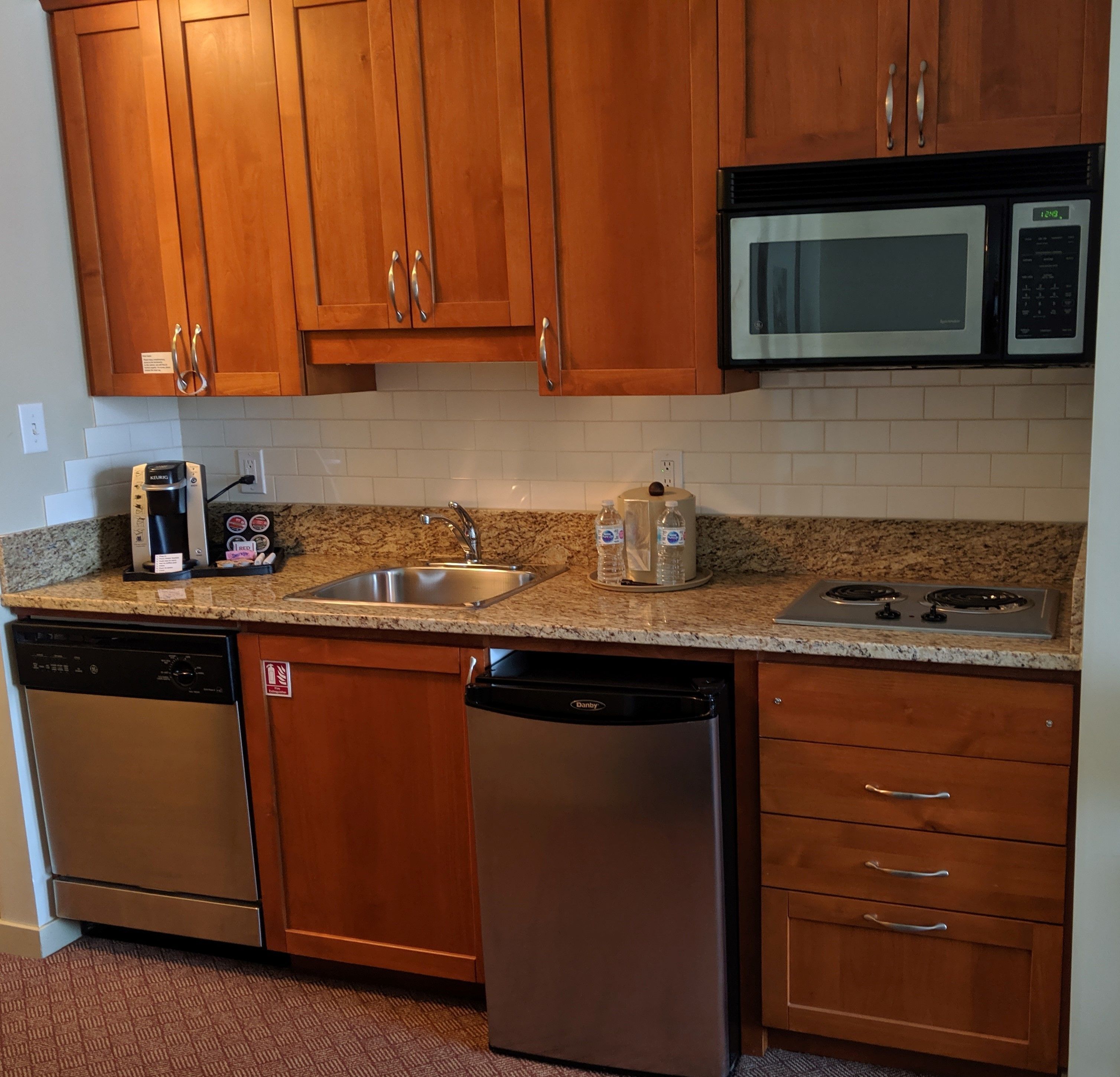 fridge, coffee/tea maker