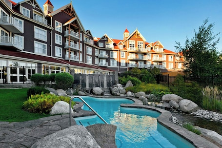 Outdoor pool, open 8:00 AM to 10:00 PM, sun loungers. Westin Trillium House, Blue Mountain