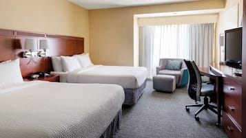 高档床上用品、办公桌、笔记本电脑工作区、遮光窗帘