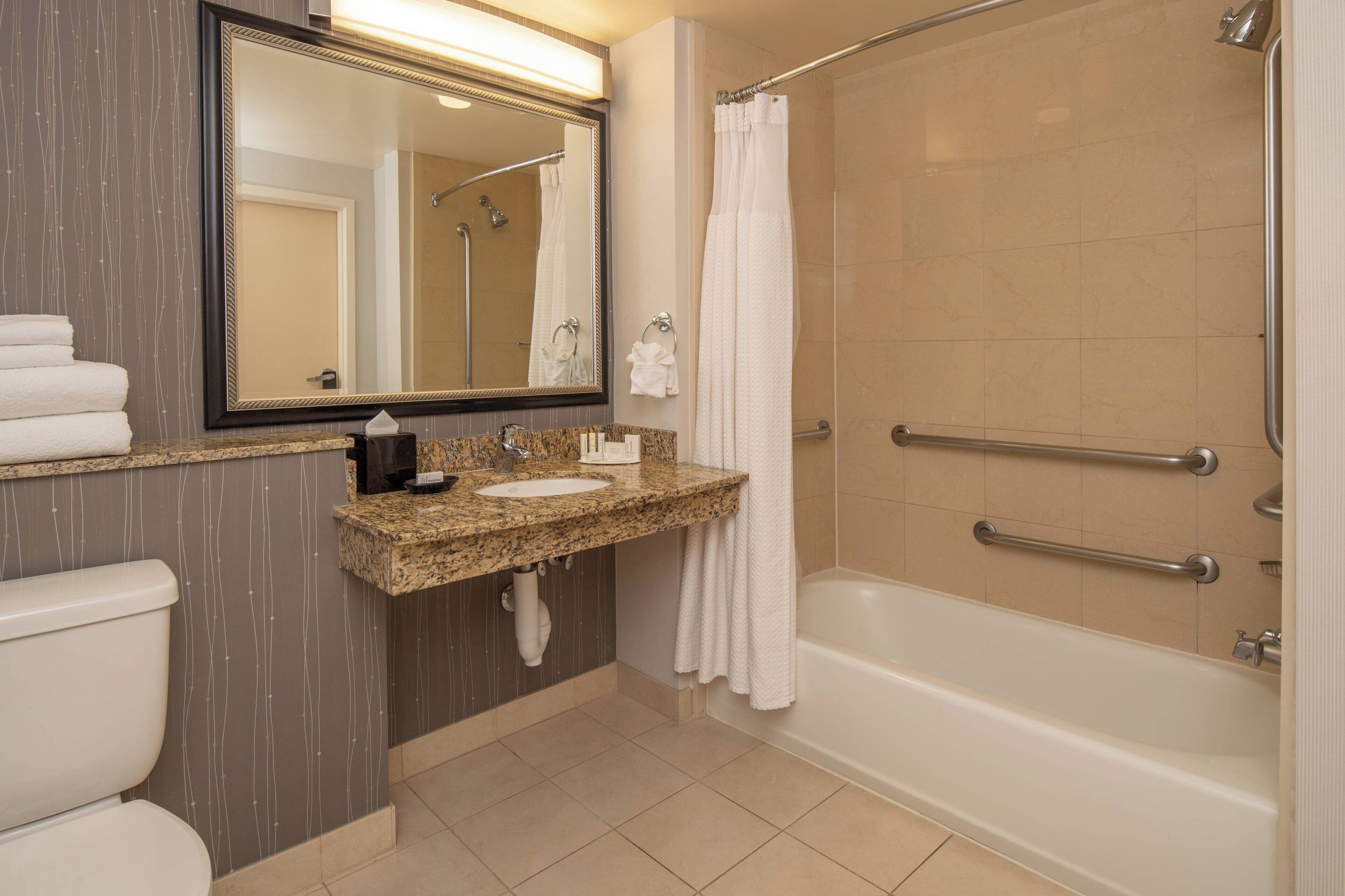 combined shower/bathtub, hair dryer, towels
