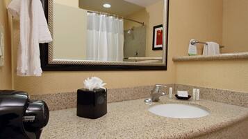 Combined shower/bathtub, free toiletries, hair dryer, towels