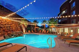 Una piscina techada, una piscina al aire libre