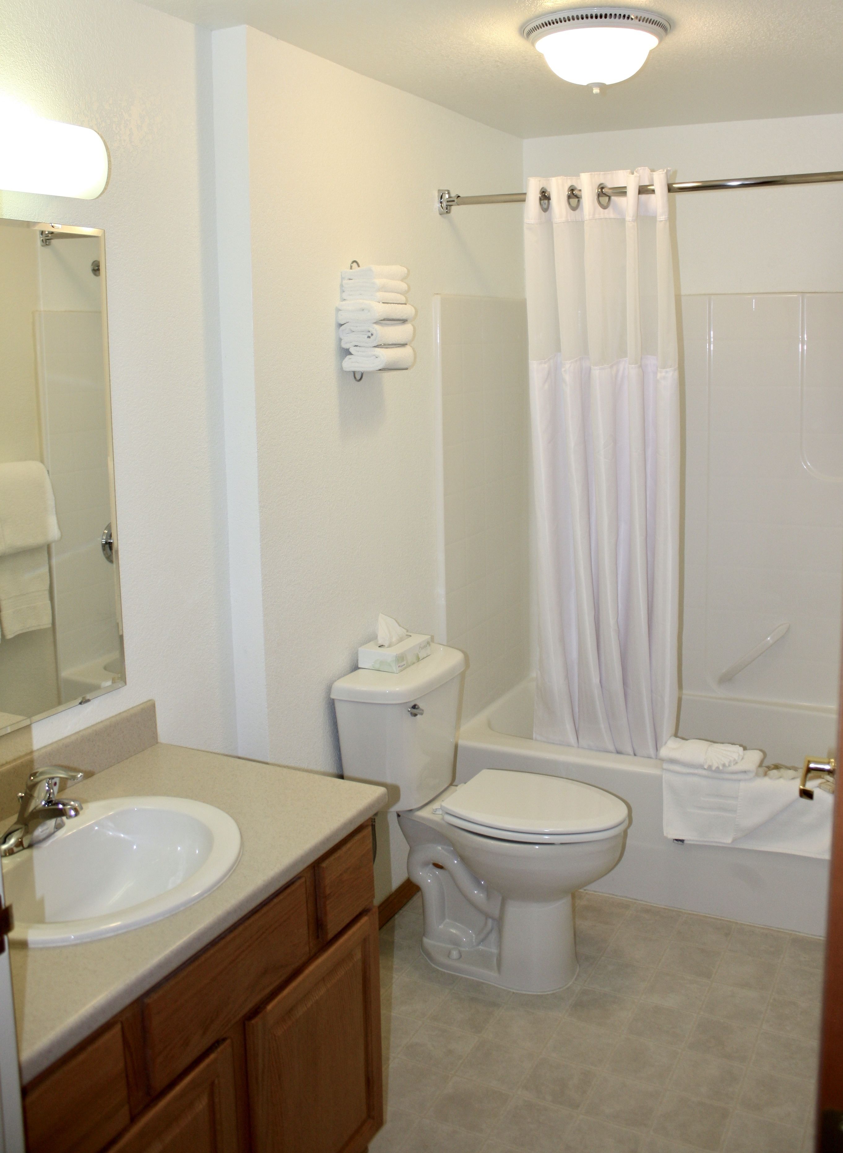 Ein Badezimmer mit Waschbecken, Toilette und Badewanne.