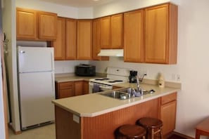 Grand réfrigérateur, micro-ondes, four, plaque de cuisson