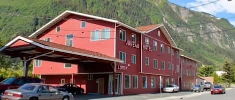 A red hotel with multiple floors and a covered entrance labeled "Lobby."