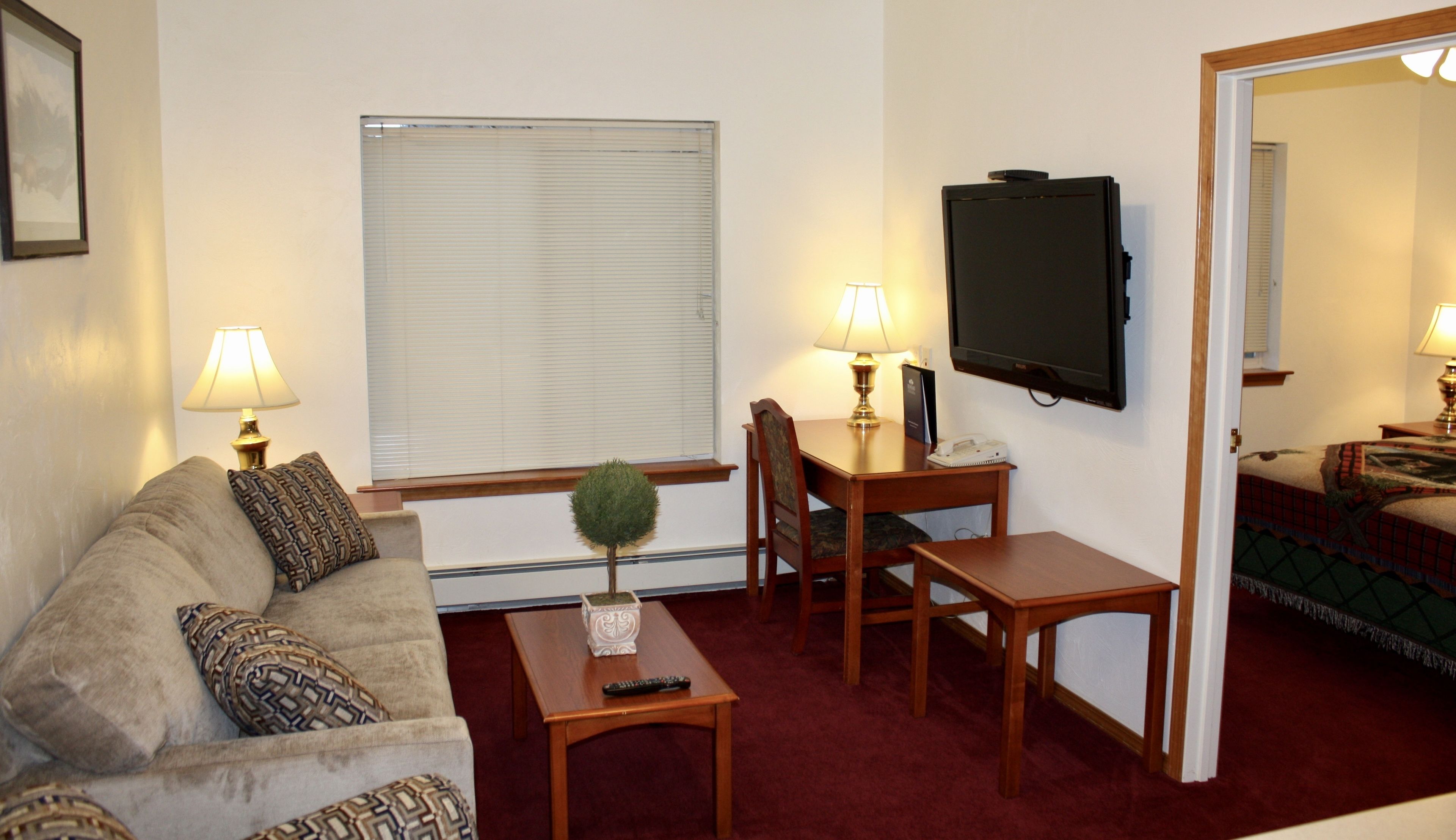 suite, 1 queen bed | living room | flat-screen tv