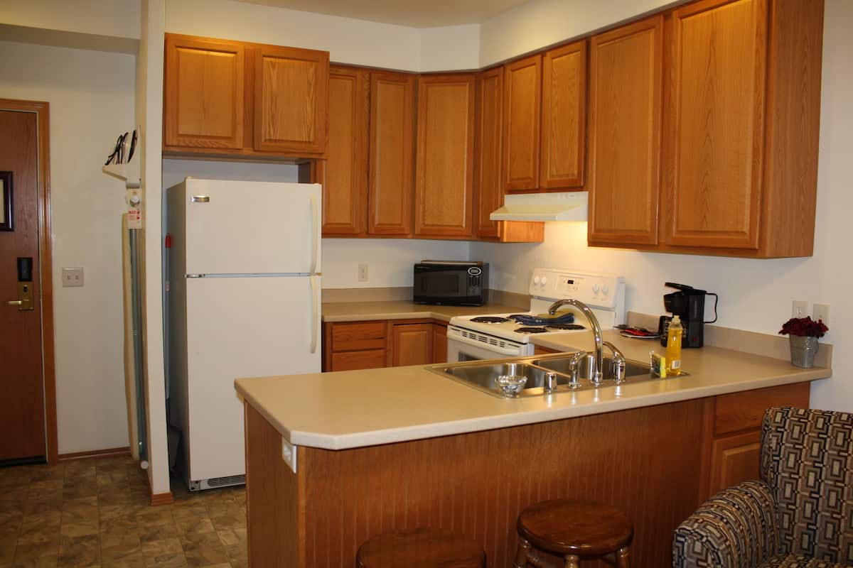 suite, 1 queen bed | private kitchen | full-sized fridge, microwave, oven, stovetop